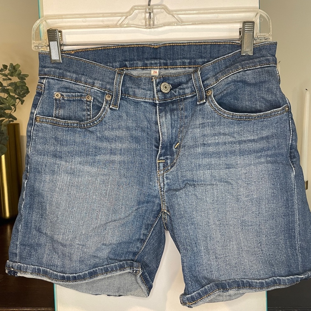Size 2/26 Levis denim shorts